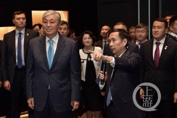 哈萨克斯坦总统感叹扫码支付不用带钱包 太好了