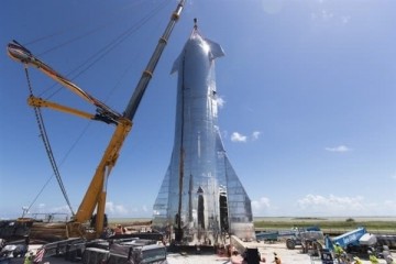 马斯克展示星际飞船原型即将升空
