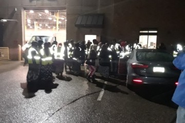 明尼苏达州亚马逊职工因兼职问题表示抗议