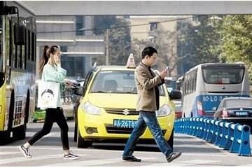 立法处罚过马路看手机并非小题大做