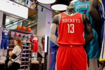 NBA在华商业化蒙阴影花15亿美元买版权的腾讯承压