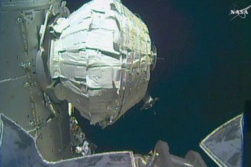 美宇航员太空行走为空间站换电池