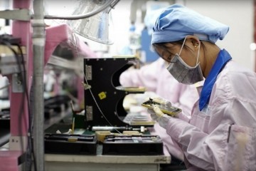 苹果美工程师长途辅导我国搭档拼装iPhone12原型机