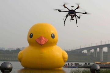 美国疫情严峻这州用无人机高空喊话中止集合