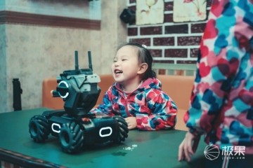 萌娃新老师大疆机甲大师S1跳舞搏斗溜娃样样行