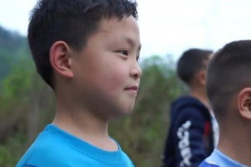 用明日之约看护追无人机男孩愿望的微光