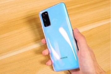 平等价位的三款手机有相似之处但也有距离