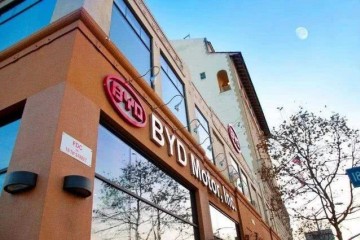 成绩暴降主业不振比亚迪想靠芯片翻身