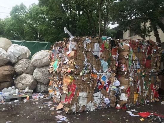 12箱快递被送垃圾场顺丰只赔2000元业内人觉蹊跷顺丰未回应